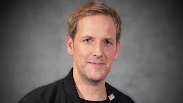 In der Nachrichtensendung "RTL Aktuell" haben Peter Kloeppel und Ulrike von der Groeben gemeinsam mit den Zuschauern mit einer Schweigeminute des verstorbenen  Kollegen Hahn gedacht. 