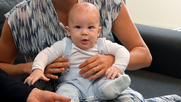 In die Kamera hielten die Eltern Archie nur kurz nach seiner Geburt.