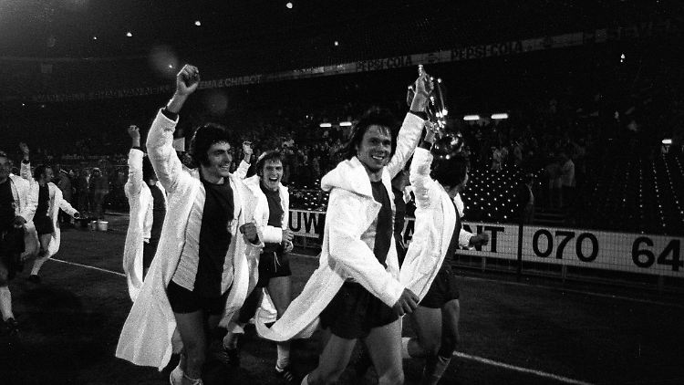 Jürgen Sparwasser (vorne) und die anderen "Helden in Bademänteln" durften den ersten und einzigen Europacup-Triumph einer Mannschaft aus der DDR bejubeln.
