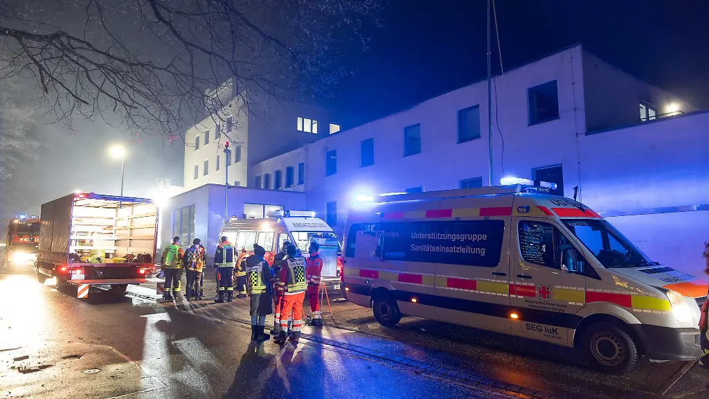 Nach-dem-Brand-in-einem-Krankenhaus-in-Neustadt-bei-Coburg-mussten-28-Patienten-verlegt-werden