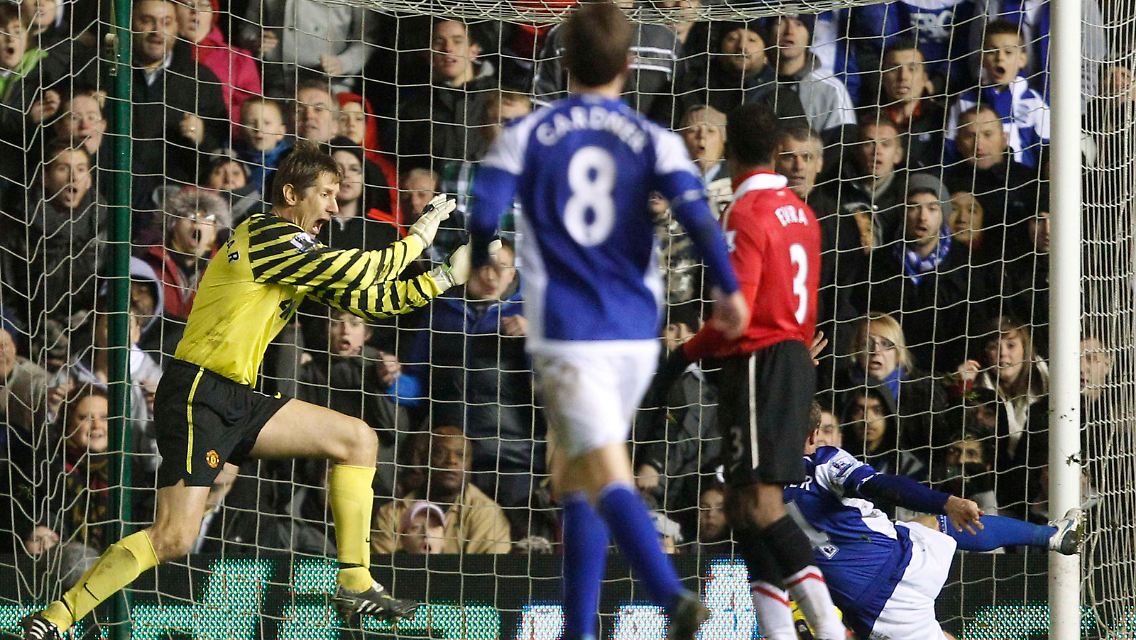 Irregulärer Ausgleich: Lee Bowyer trifft zum 1:1 für Birmingham und macht ManU-Coach Ferguson zur Furie.