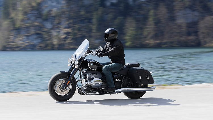Windschild, extra Scheinwerfer und richtig groß: Die BMW R 18 Classic ist ein Motorrad zum Träumen.