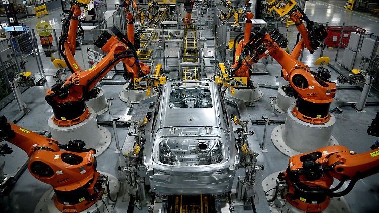 BMW erwartet mindestens 500 Millionen Euro Mehrbelastungen durch steigende Rohstoffkosten.