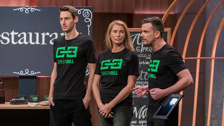 Giulia Siegel kämpft mit ihren Mitstreitern um einen Deal.