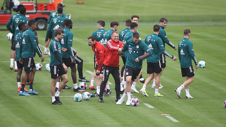 Die letzten Trainingseinheiten, die letzten Spiele: Flick scheint sie zu genießen.