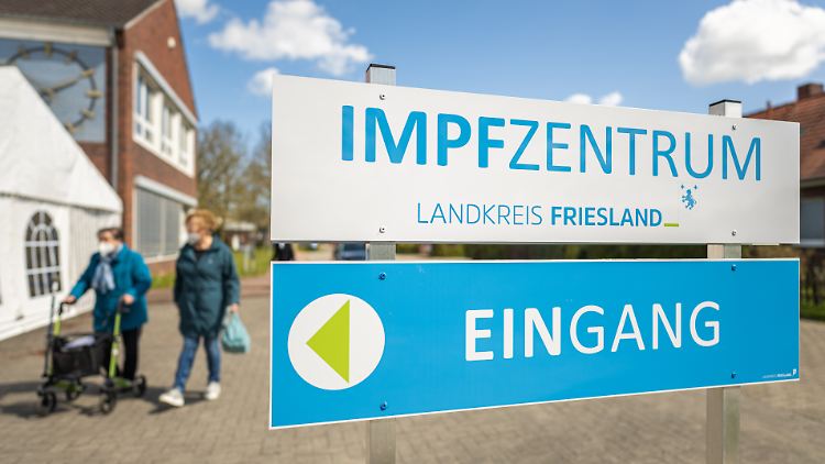 Missgeschick oder politisch motivierte Tat? Die Polizei ermittelt gegen eine Krankenschwester, die sechs Menschen Kochsalz statt Biontech gespritzt haben soll.