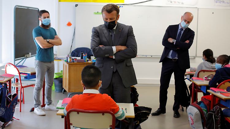 Keine Freunde der Gendersprache: Frankreichs Präsident Macron und Bildungsminister Blanquer (r) bei einem Schulbesuch Ende April.