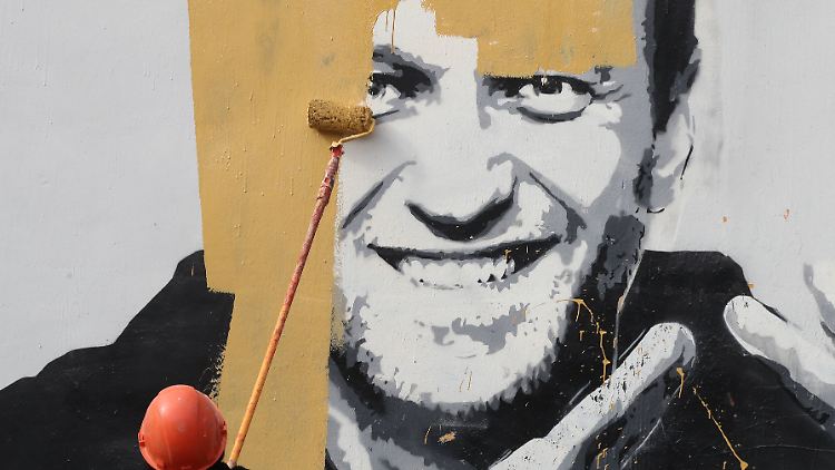 Held unserer Zeit, steht auf einem Graffito in St. Petersburg, das Nawalny zeigt. Es wird am 28. April von den Behörden überstrichen.