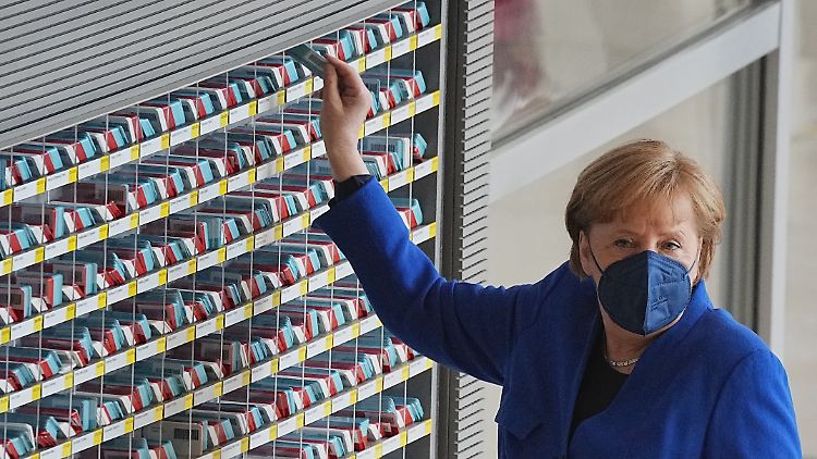 Die Abgeordnete Angela Merkel holt sich am Donnerstag im Bundestag ihre Stimmkarte.