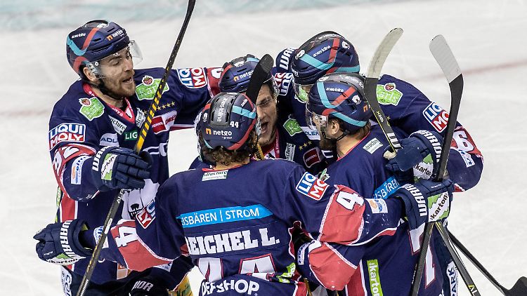 Die Eisbären-Spieler bejubeln das entscheidende Tor zum 2:1 durch Leo Pföderl gegen die Grizzlys Wolfsburg.