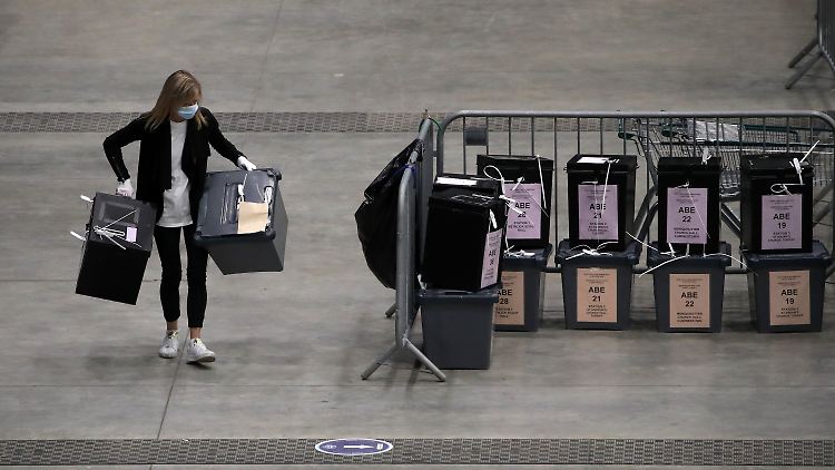 Eine Wahlhelferin trägt Wahlurnen in Aberdeen.