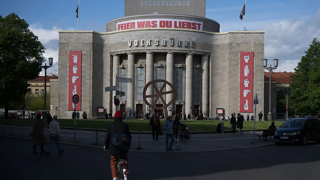 Im-Februar-war-der-Intendant-der-Volksbuehne-Rene-Pollesch-unerwartet-gestorben-Das-Theater-organisierte-eine-Gedenkfeier