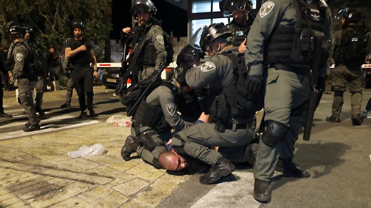 Am Freitagabend kam es zu gewaltsamen Zusammenstößen zwischen palästinensischen Demonstranten und der israelischen Polizei. Mehr als 200 Menschen wurden verletzt.