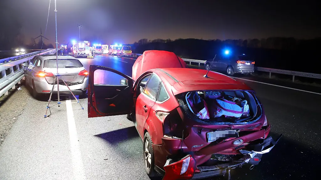 Nach-Angaben-der-Autobahnpolizei-wurde-eine-groessere-Anzahl-von-Menschen-leicht-verletzt