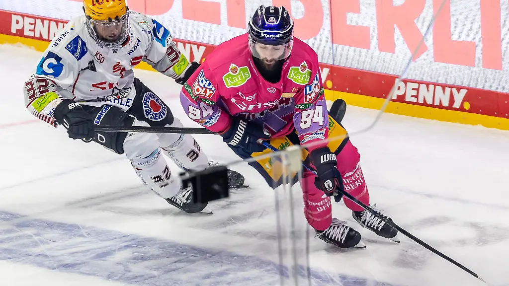 Angreifer-Liam-Kirk-steuerte-vier-Tore-zum-Heimsieg-der-Eisbaeren-gegen-Schwenningen-bei