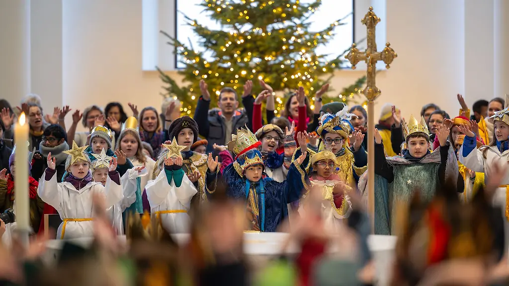 Erzbischof-Heiner-Koch-hat-die-Sternsinger-in-einem-feierlichen-Gottesdienst-in-Berlin-ausgesandt