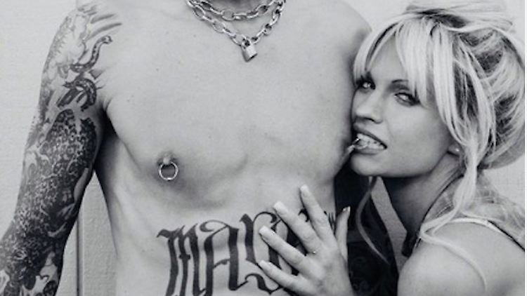 Achtung, Fälschung! Lily James als Pamela Anderson und Sebastian Stan als Tommy Lee.