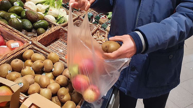 Durchschnittlich verbraucht jeder Deutsche 44 sogenannte Hemdchenbeutel pro Jahr.