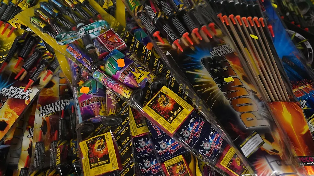 Die-Polizei-stellte-einen-betrunkenen-Mann-mit-Feuerwerkskoerpern-in-seinen-Taschen