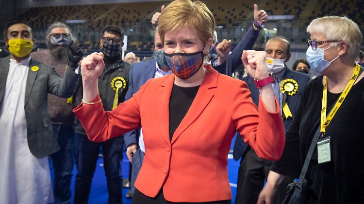 Nicola Sturgeon bleibt Regierungschefin in Schottland.