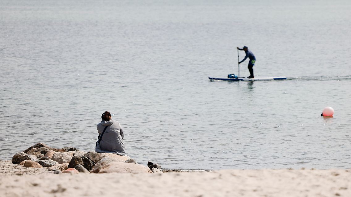 Ein Stand-Up-Paddler paddelt auf der Ostsee. Unter strengen Bedingungen haben Hotels, Campingplätze und Restaurants an der Lübecker Bucht wieder geöffnet.