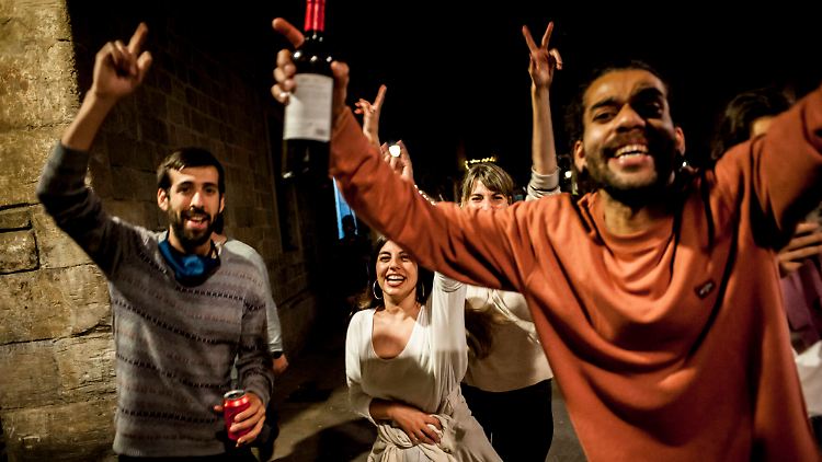 In Barcelona feiern die Menschen in der Nacht das Ende des Corona-Notstands. In Deutschland bekommen Geimpfte ab sofort viele Freiheiten zurück.