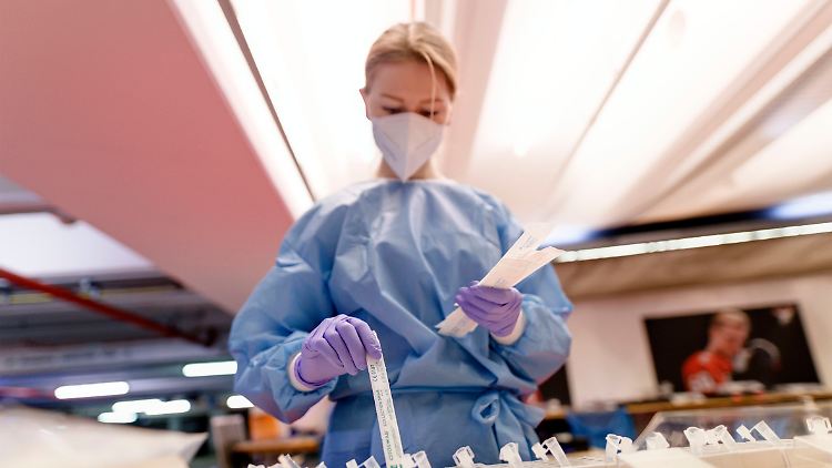 An Wochenenden sind die Zahlen allgemein niedriger, weil unter anderem weniger getestet wird.