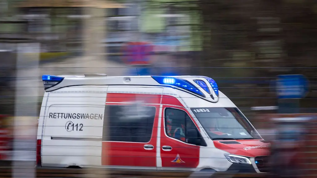 Ein-84-Jaehriger-aus-dem-Landkreis-Northeim-ist-am-Samstagmorgen-mit-seinem-Auto-von-der-Bundesstrasse-445-abgekommen-und-mit-einem-Baum-kollidiert