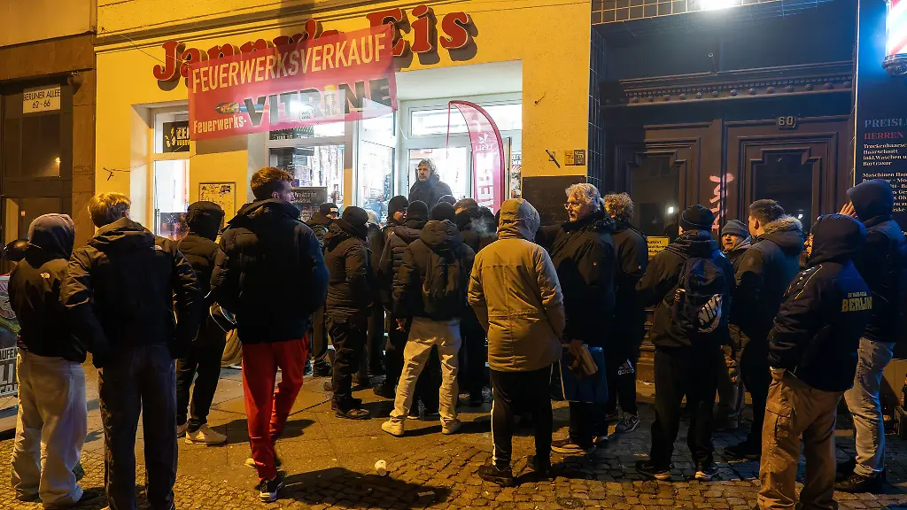 Zum-Start-des-Feuerwerkverkaufs-sind-erste-Kaeufer-bereits-in-der-Nacht-unterwegs-gewesen