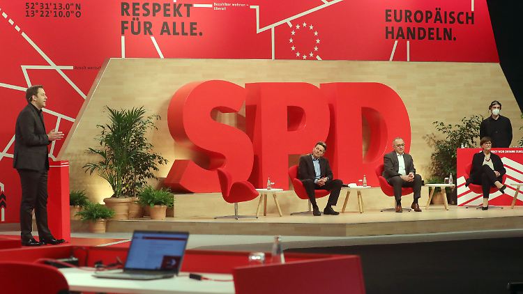 Der Parteitag fand digital statt, nur wenige Personen waren vor Ort in der Messehalle in Berlin.