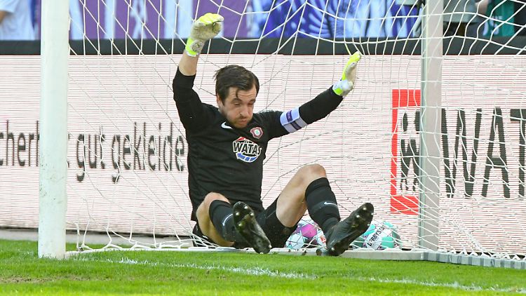 Aues Keeper Martin Männel ist nicht zu beneiden.