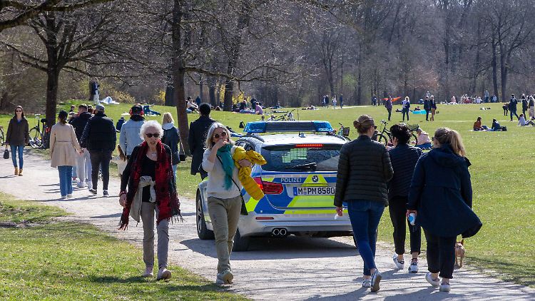 Im Englischen Garten in München kommt es am Samstag zu Zusammenstößen zwischen jungen Leuten und der Polizei. 