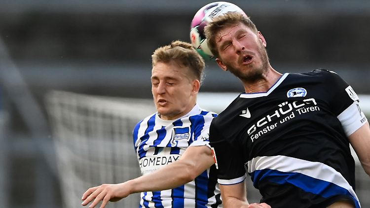 Herthas Santiago Ascacibar und Bielefelds Fabian Klos (r) - doch ins Tor wollte der Ball auf keiner Seite.
