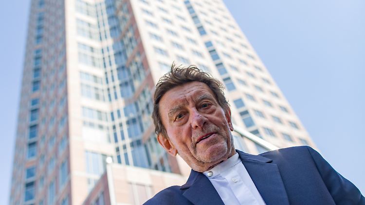 Helmut Jahn vor dem Messeturm in Frankfurt, der von 1988 bis 1991 nach seinen Plänen errichtet wurde.