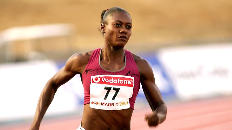Mit 44 Jahren sprintet Ottey 2004 beim Leichtathletikmeeting in Madrid noch immer vielen Konkurrentinnen davon.
