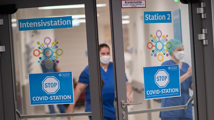 Intensivstationen sind seit mehr als einem Jahr fast vollständig auf Covid-19 ausgerichtet.