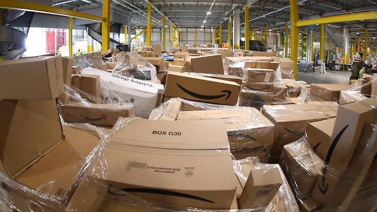 In den Logistikzentren stapeln sich die Pakete von Amazon zu Tausenden.