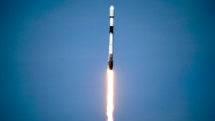 Eine Falcon-9-Rakete von SpaceX soll den Satelliten Doge-1 zum Mond befördern.