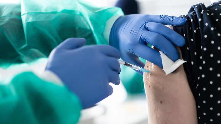 Auch Johnson & Johnson soll künftig vor allem an Ältere verimpft werden.