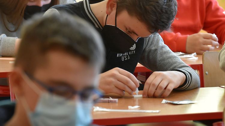 Verpflichtende Tests in der Schule, aber nicht in der Wirtschaft? Für Heinz Hilgers unverständlich.