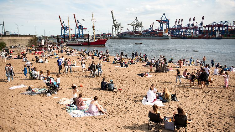 Sonnen an der Elbe - mit Blick auf den Hafen. Das geht mit genügend Abstand auch jetzt schon. 