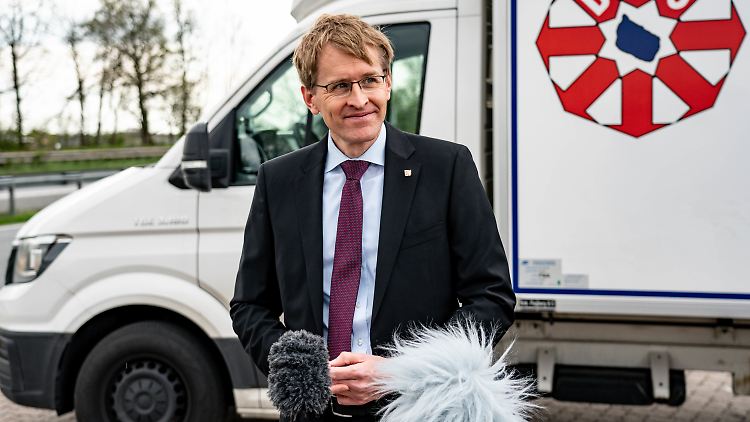 Schleswig-Holsteins Ministerpräsident Daniel Günther bei der Übergabe an der deutsch-dänischen Grenze.