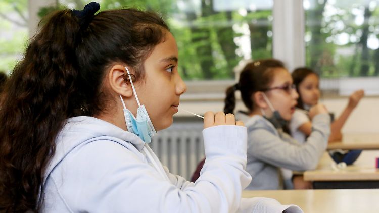 Für eine halbe Minute lutschen die Schüler auf einem Stäbchen, alle zusammen werden auf das Coronavirus getestet - so lassen sich Ausbrüche in Schulklassen schnell erkennen und stoppen.