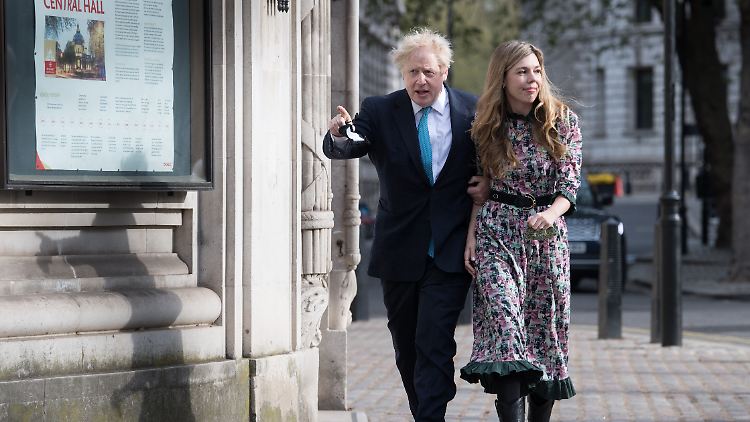 Mit Partnerin Carrie Symonds ging es für Johnson Weihnachten 2019 auf eine Insel in Privatbesitz.