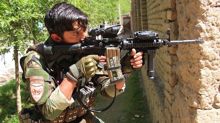 Seit die internationalen Truppen mit dem Rückzug begonnen haben, geraten afghanische Regierungssoldaten massiv unter Beschuss der radikalislamischen Taliban.