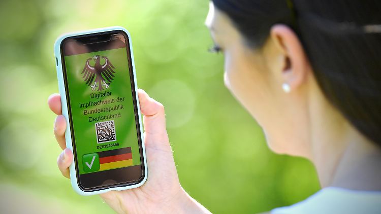 Der digitale Impfpass soll schnell und fälschungssicher Impfungen, Erkrankungen und negative Corona-Tests anzeigen können.