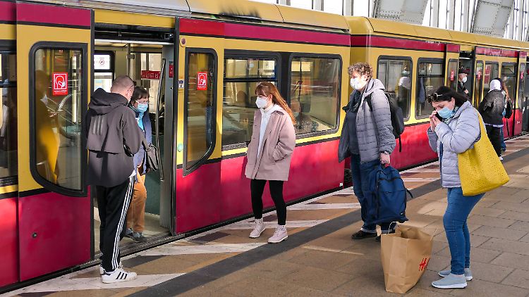 Im Wagon wird es dann häufig eng - und trotzdem gibt es in öffentlichen Verkehrsmitteln laut der Studie keine erhöhte Ansteckungsgefahr.