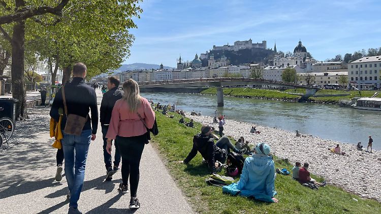 Das Limit für private Treffen im Freien wird ab Mitte Mai auf zehn Erwachsene erhöht.