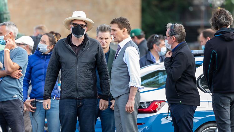 Am Set zu seinem neuen Film "Mission: Impossible 7" ist viel los: Tom Cruise (M.).