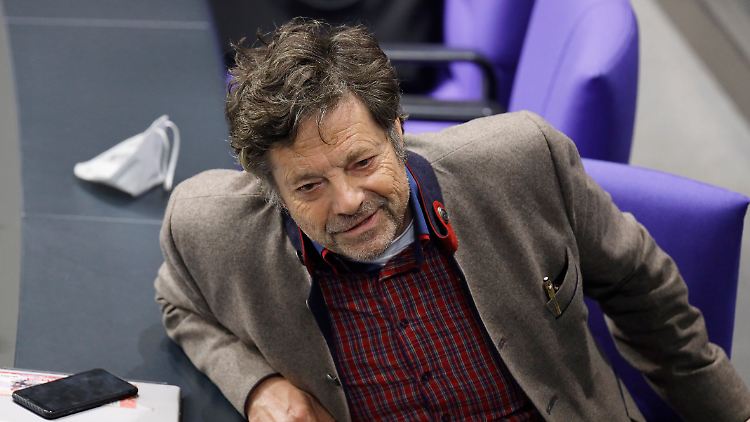 Für seine Corona-Impfung reiste er mehr als 1600 Kilometer weit: Diether Dehm.